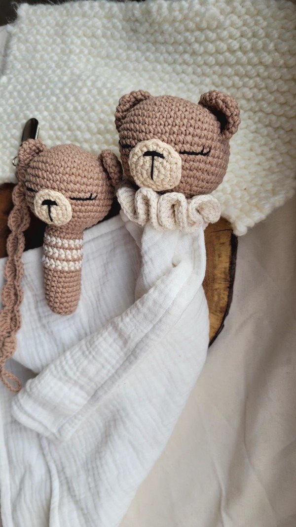 Producto - Kit Bear manta de apego + sonajero + porta chupete tejido
