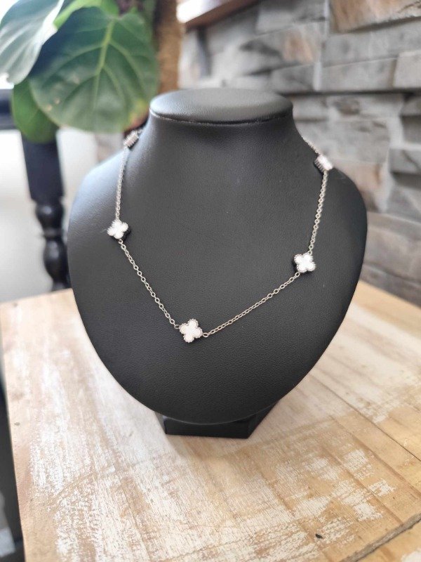 Producto - Collar trébol blanco mediano. Acero quirúrgico.