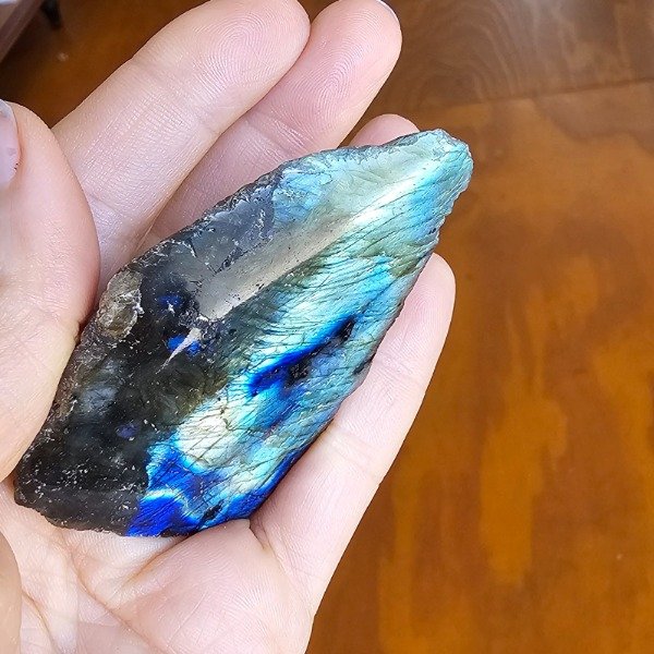 Producto - Labradorita en forma alargada, con una cara pulida