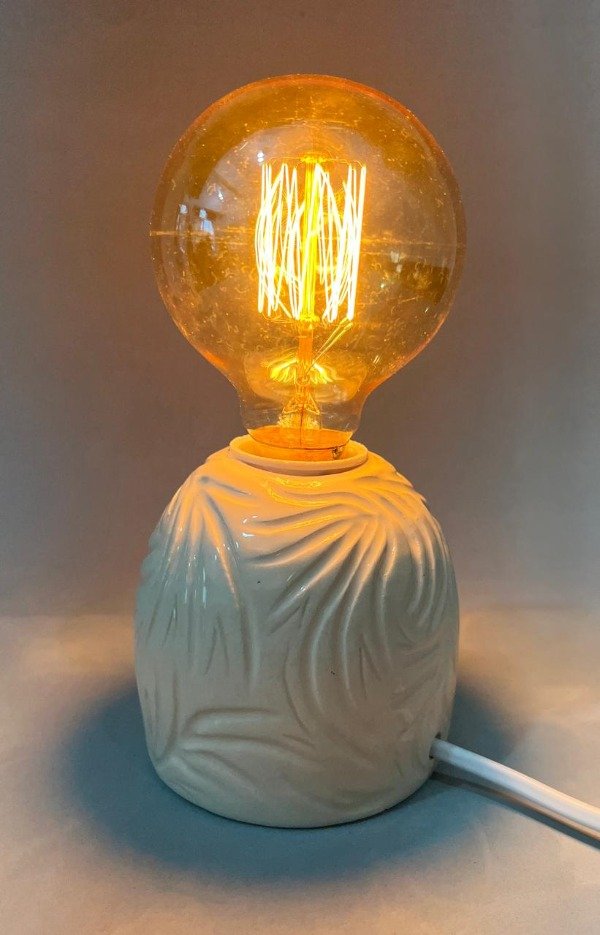 Producto - Velador con lámpara vintage TALLADO