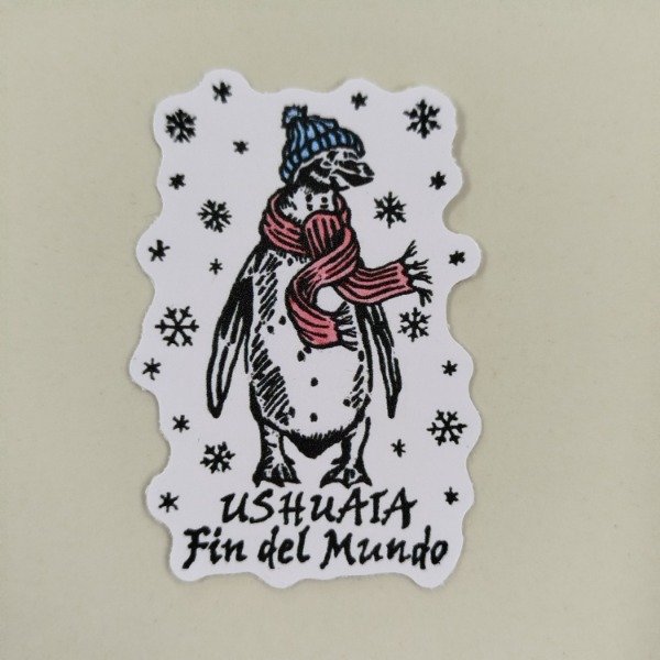 Producto - Sticker Pinguino invierno con bufanda roja