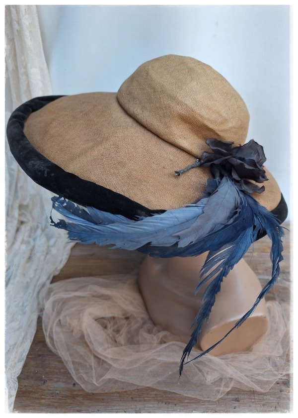 Producto - Capelina de fibra natural y plumas