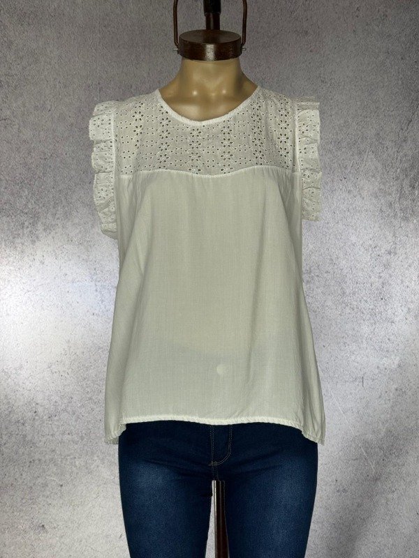 Producto - MUSCULOSA FIBRANA BLANCA CON BRODERIE Y VOLADOS