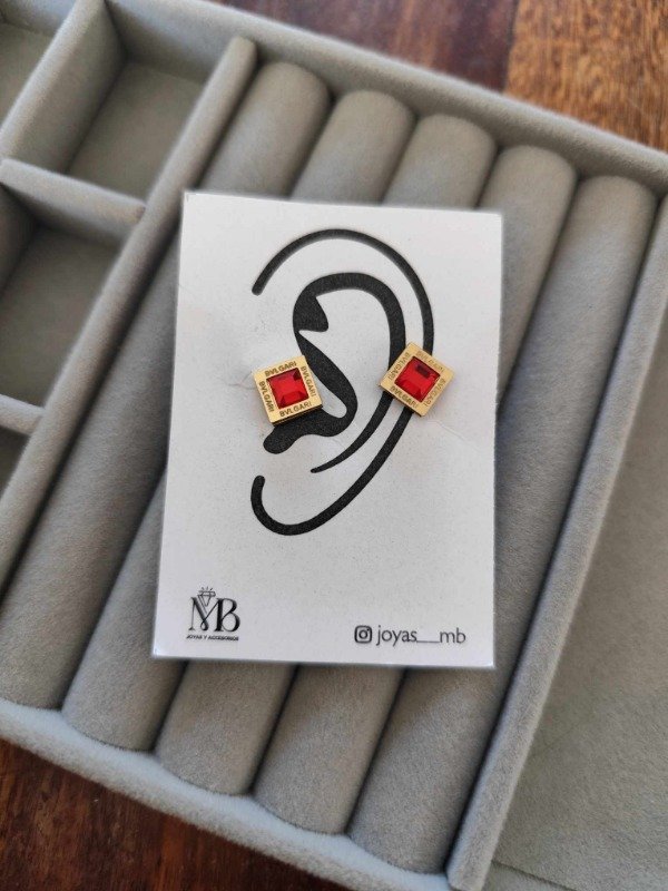 Producto - Aros bulgari cuadrado strass rojo. Tamaño S. Acero dorado.