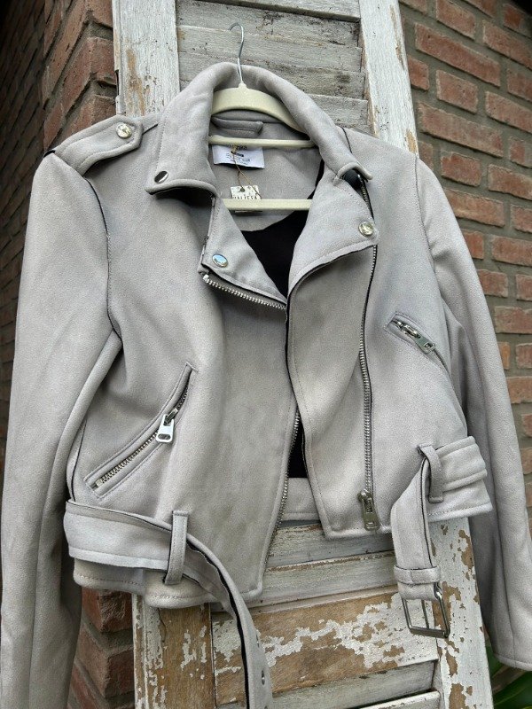 Producto - CHAQUETA GAMUZADA -GRIS PERLA
