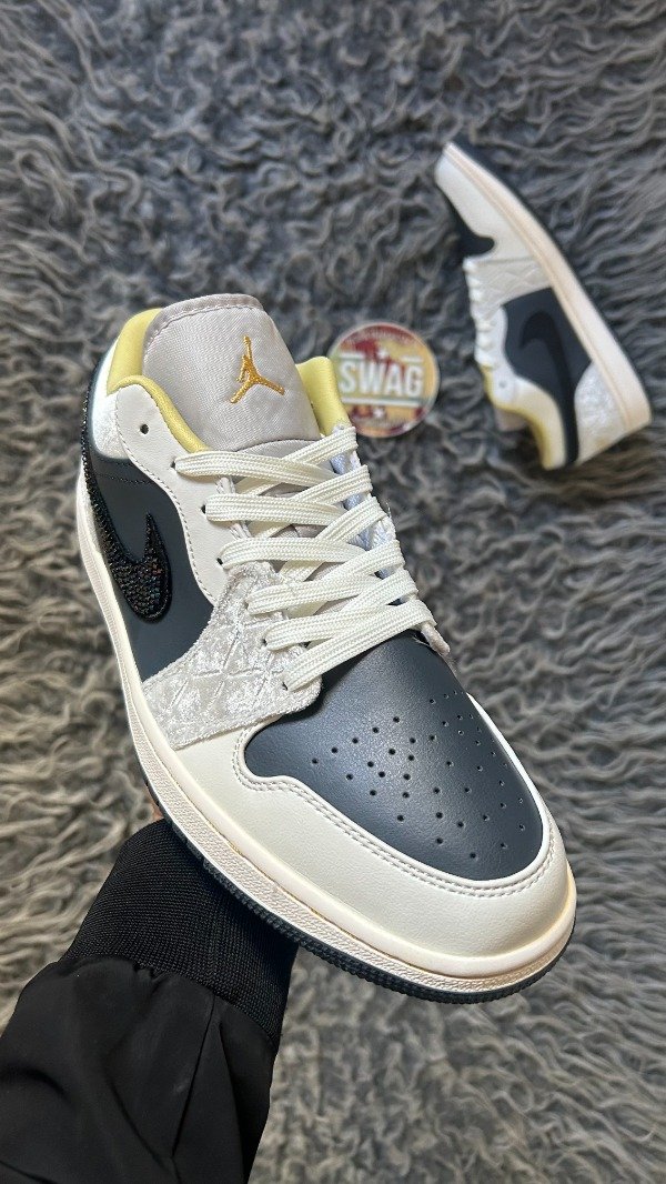 Producto - JORDAN RETRO 1 LOW BEADED SWOOSH - 1