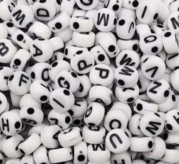Producto - Dije Cuenta Blanca con Letras Negras