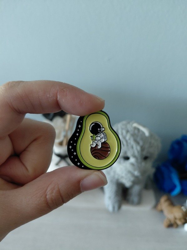 Producto - Pin metalizado - Palta astronauta #1794
