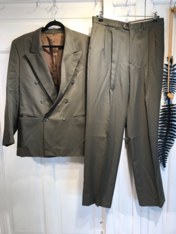 Producto - Traje CHRISTIAN DIOR verde militar Talle 47saco/50 pantalon- PRECIO:86x