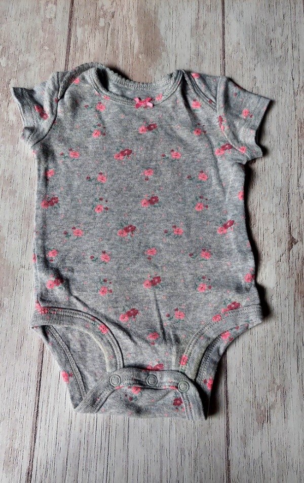 Producto - BODIE GRIS FLORES CARTERS 3 MESES