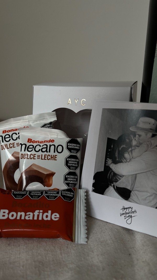 Producto - PACK "ETERNOS" (vino personalizado + fotos polaroid + caja chocolates) - 2