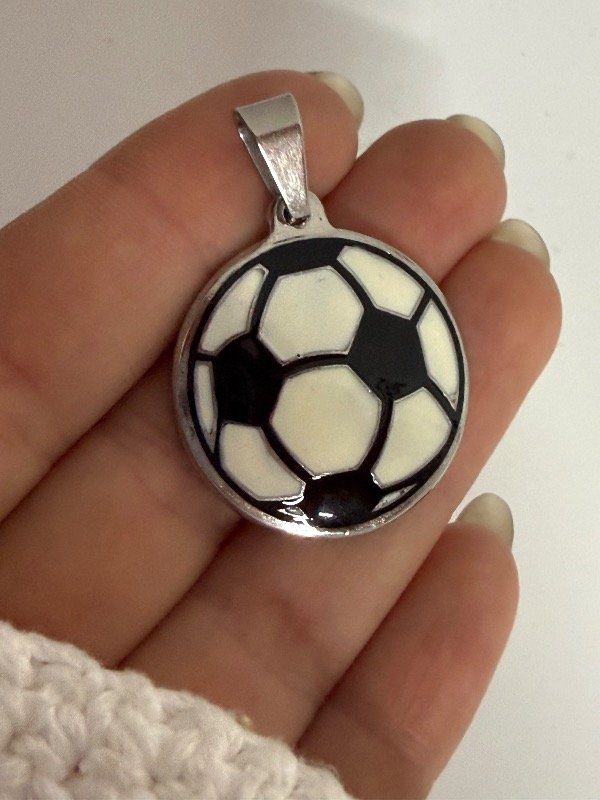 Producto - D550 Dije pelota de futbol 3,5 cm acero quirúrgico