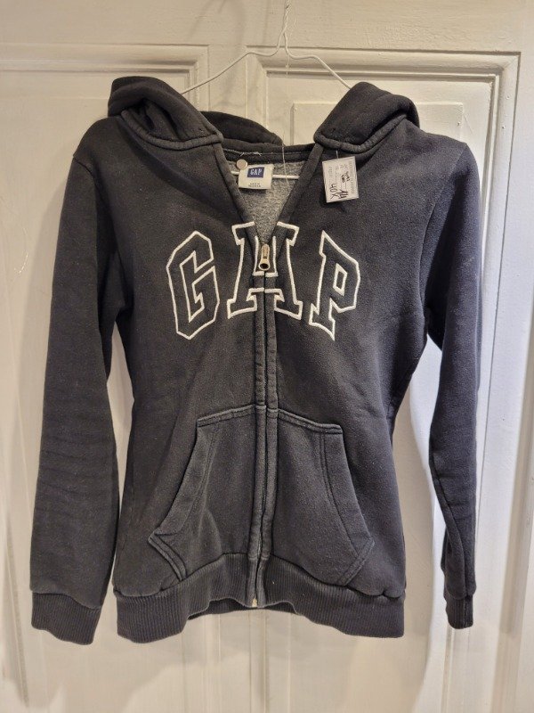 Producto - Buzo GAP negro con cierre y capucha Talle 14 años - PRECIO: 40X