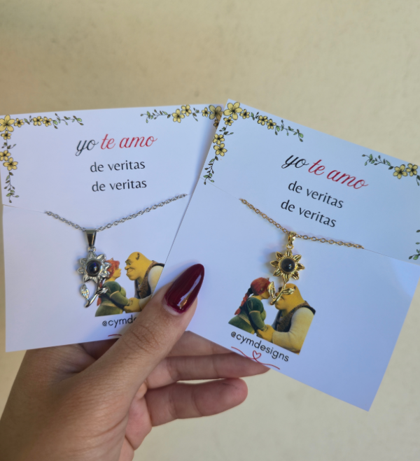 Producto - Collar flor shrek te amo en 100 idiomas - 1