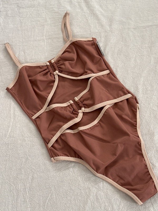 Producto - ENTERIZA NELY CON DETALLES DE AVÍOS MARRÓN/BEIGE