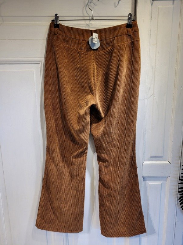 Producto - Pantalón STRADIVARIUS marrón corderoy- Talle 28- PRECIO: 50X - 2