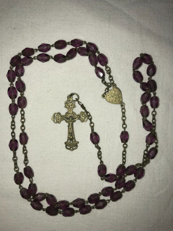 Producto - Antique French Catholic rosary with purple glass beads.