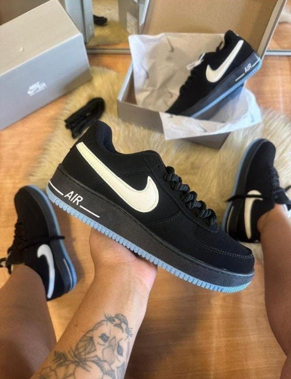 Producto - Nike Air Force 1 Negro con Suela Celeste