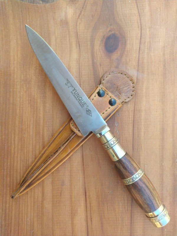 Producto - CUCHILLO YUNQUE DE 14CM DE MADERA Y DETALLES EN ALPACA