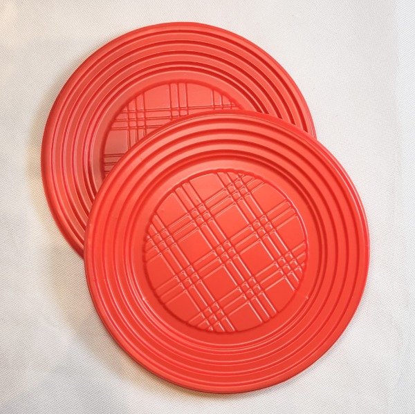 Producto - Platos plasticos chicos color rojo 17x17cm x48un