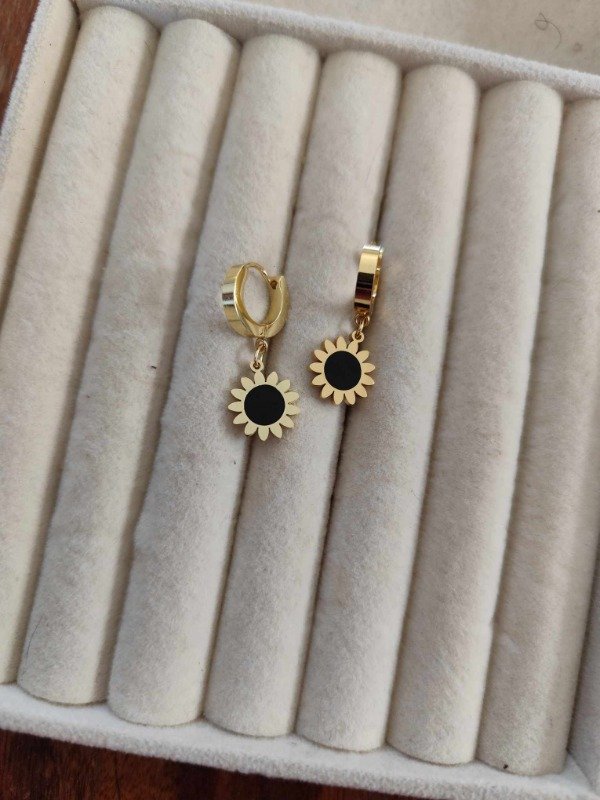 Producto - Aros argolla flor y centro negro. Acero dorado.