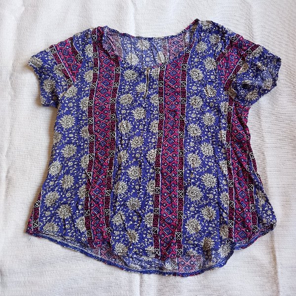 Producto - Remera manga corta estampada azul y fucsia (T. S)