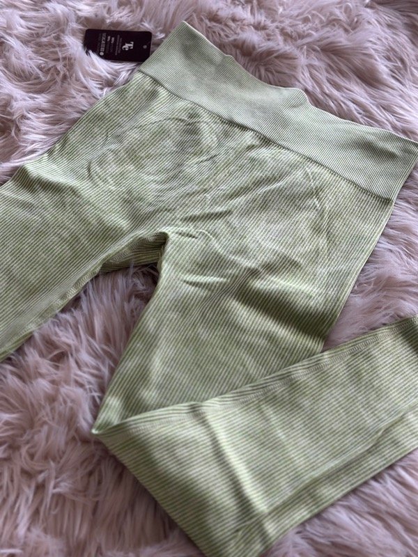 Producto - CALZA SEAMLESS LARGA VERDE MANZANA