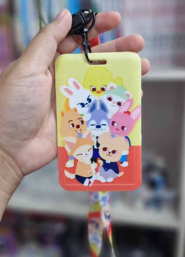 Producto - STRAY KIDS - PORTASUBE SKZOO FONDO AMARILLO