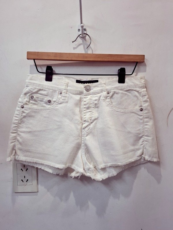 Producto - Short blanco AKIABARA
