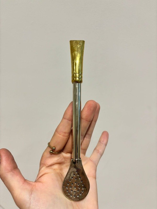 Producto - Bombillon alpaca pico recto cincelado de bronce