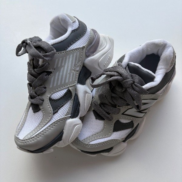 Producto - NB 9060 en color Gris con blanco 28 y 33 - 1