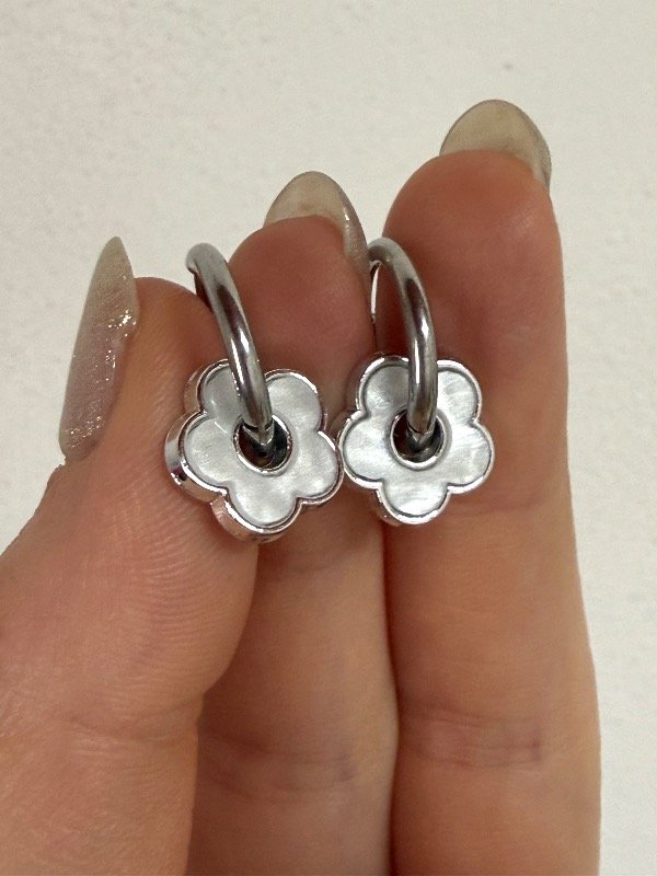 Producto - A1244 Aros clip flor blanca acero quirúrgico