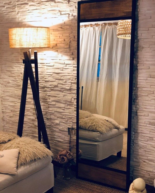 Producto - Espejo en hierro con detalles en madera.