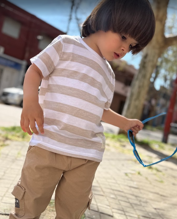 Producto - Remera Rayada Almendra m/c