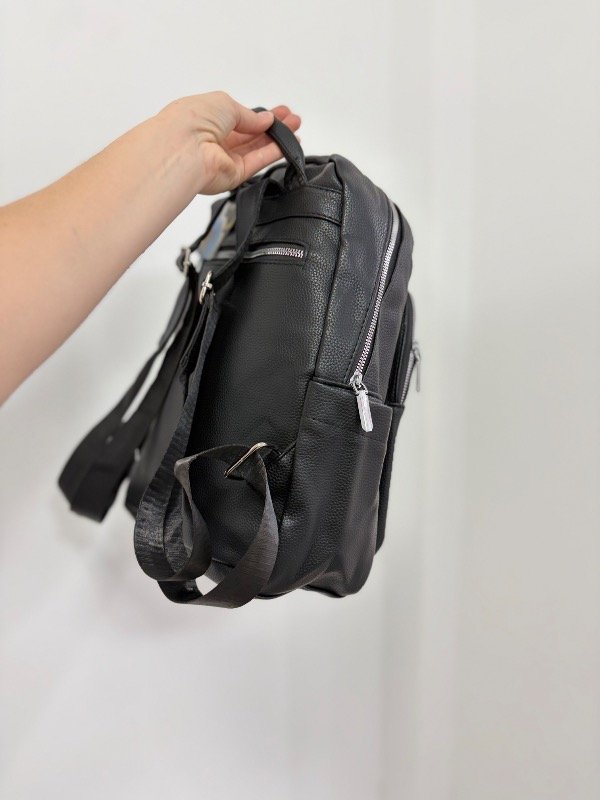 Producto - Mochila de cuerina lisa negra mediana - 1