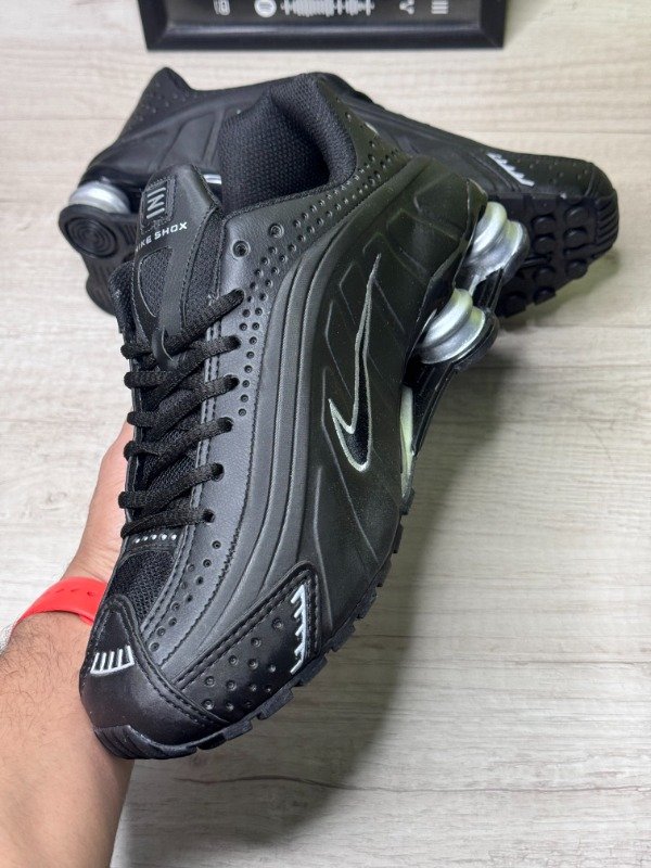 Producto - Nike Shox R4 Black/Metallic - 2