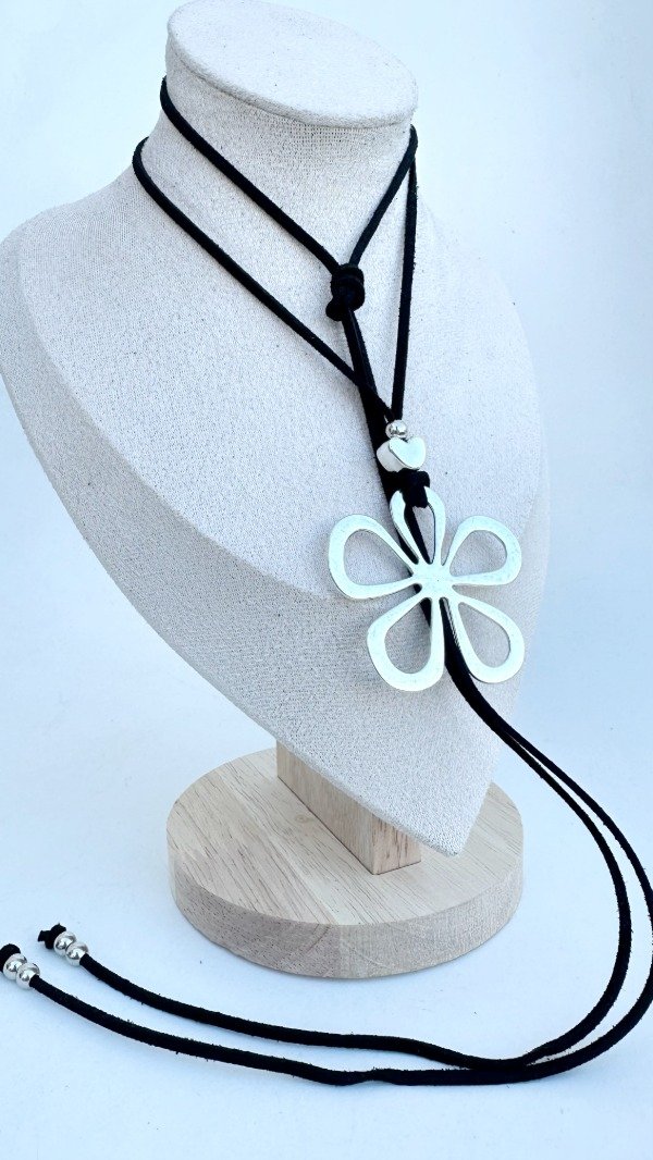 Producto - Collar de gamuza con dije Flor