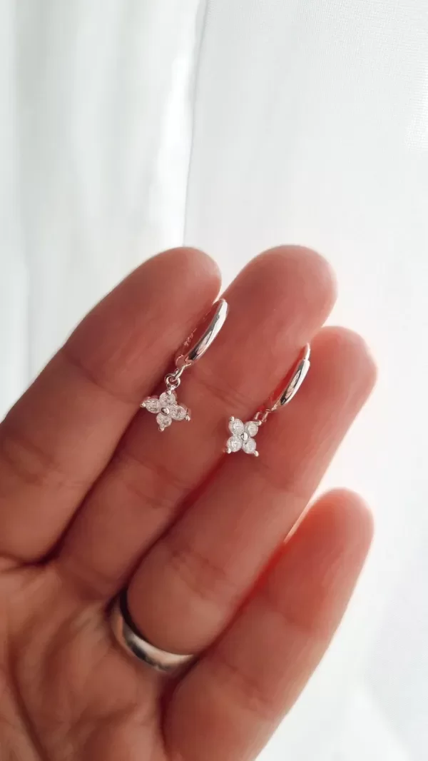 Producto - Argollitas par de flores con cubic blanco 1,1 plata 925