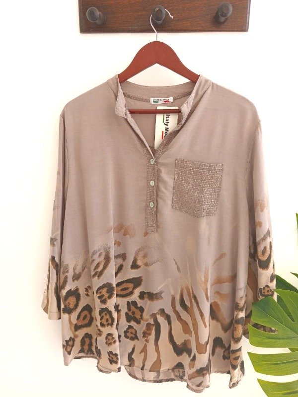 Producto - Blusa c/carterita y bolsillo c/lentejuelas lisa animal print inferior tostada