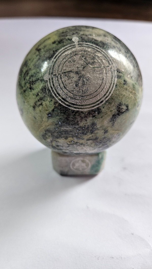 Producto - Esfera de 8cm de Diámetro con Logo del origen y Base Verde Trinita