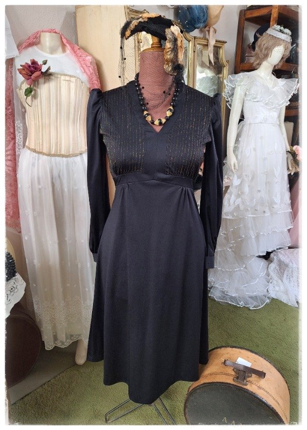 Producto - Vestido Jersey Negro de dorado