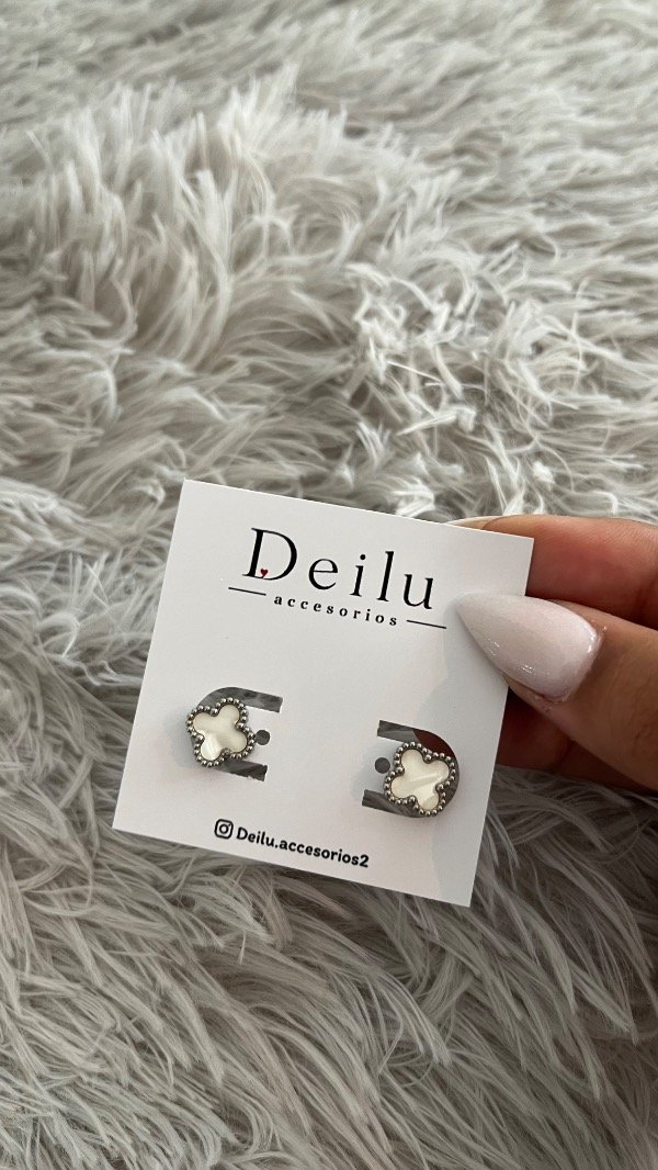 Producto - Aros trébol blanco plateado
