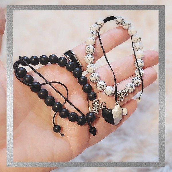 Producto - Pulsera compartir bolitas blanca y negra (corazon negro y plateado)