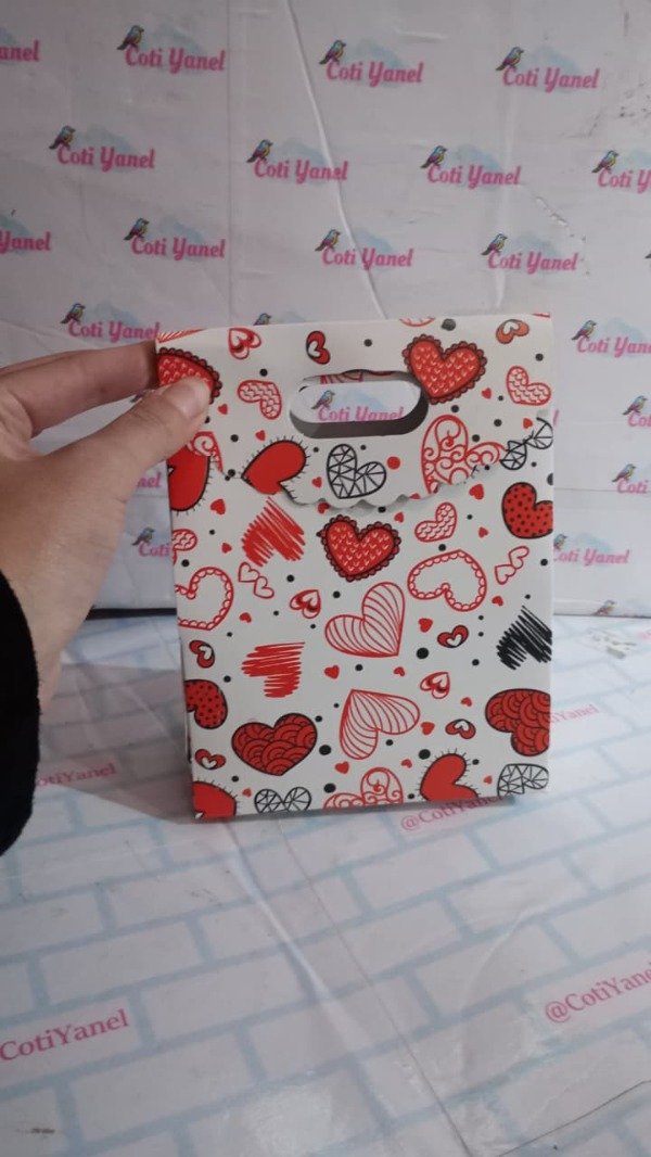 Producto - Bolsita con diseño corazones rojos
