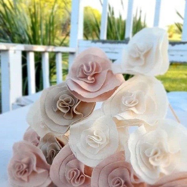 Producto - FLOR LIENZO CHICA CON VARILLA DE RATTAN