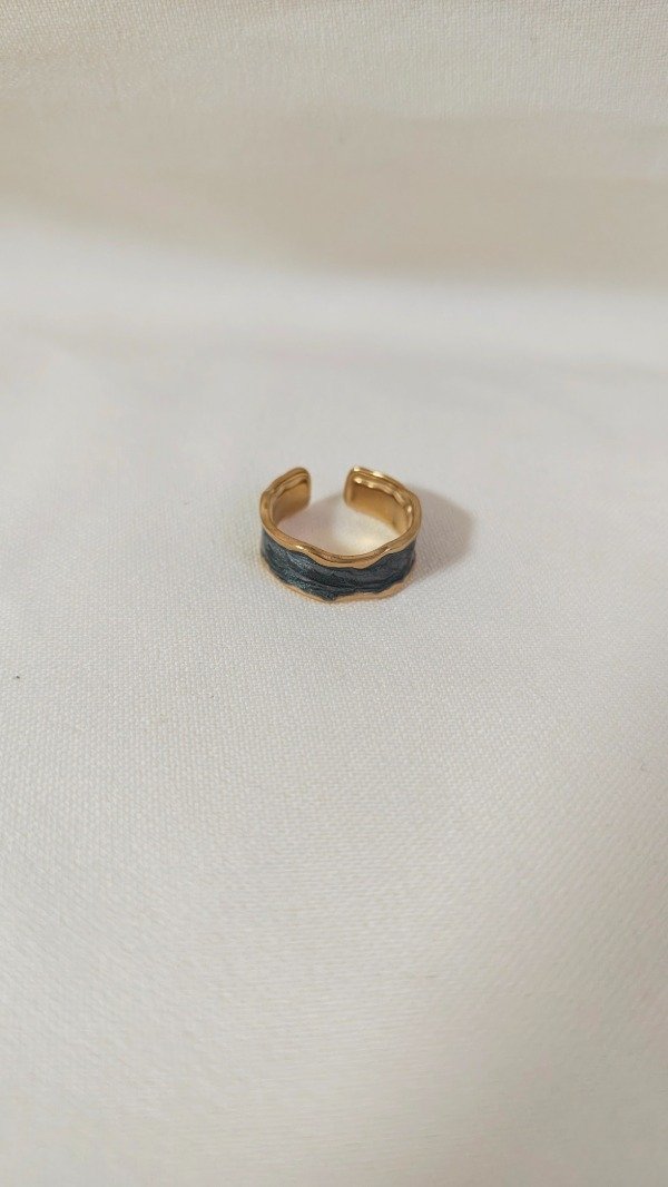 Producto - Anillo dorado esmalte negro