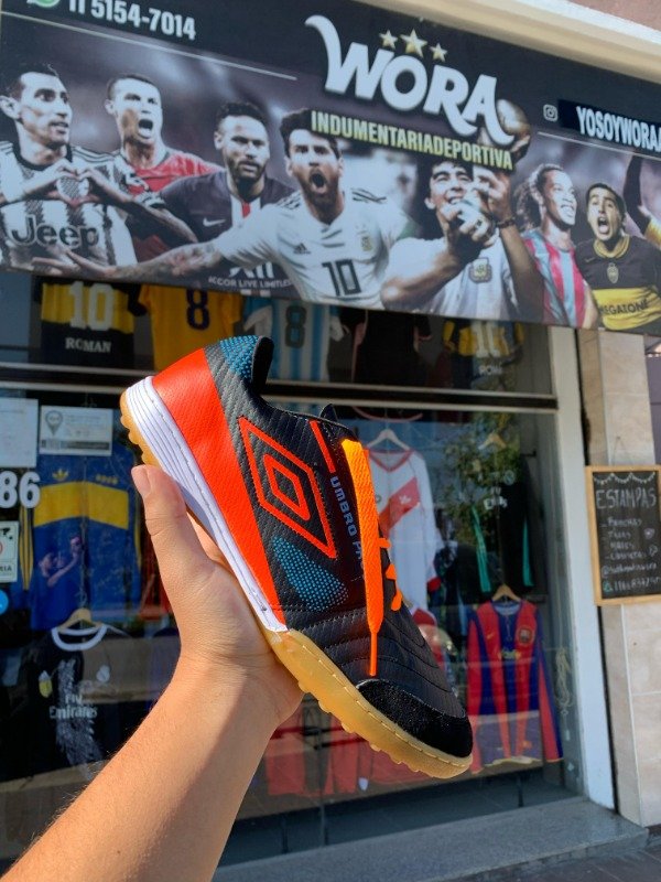 Producto - Botines Umbro naranja y azul