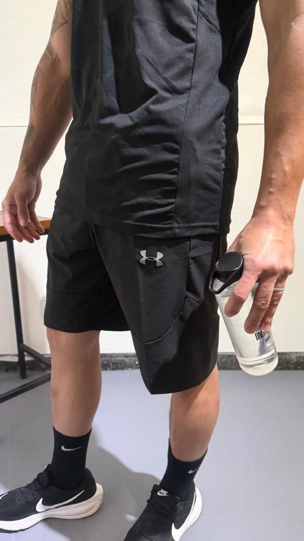 Producto - Bermuda deportiva Under negra