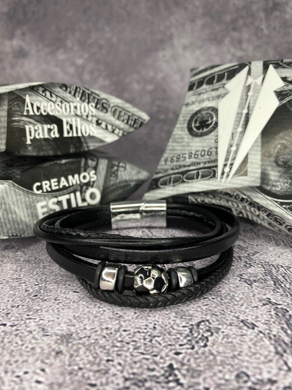 Producto - Pulsera imantada de cuero con dije de fútbol
