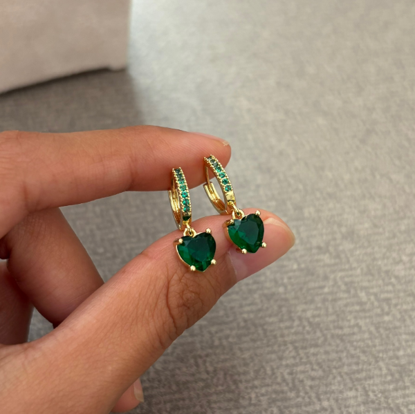 Producto - Argollas doradas corazón verde strass